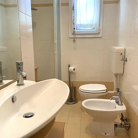 Flat With Pool And Garden דירה *