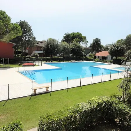 Flat With Pool And Garden דירה